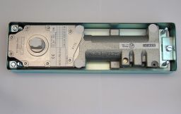 Zav�ra� GEZE TS500 EN3 podlahov� s kryte